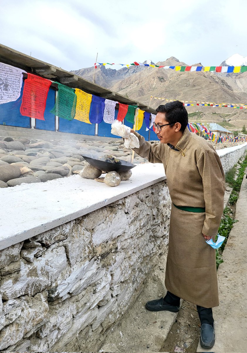 jtnladakh's tweet photo. Offering incense smoking to purify the surrounding environment to welcome His Holiness the 14th @DalaiLama Gyalwa Tenzin Gyatso La to Padum in Zanskar valley. https://t.co/f9mZj6xoYO