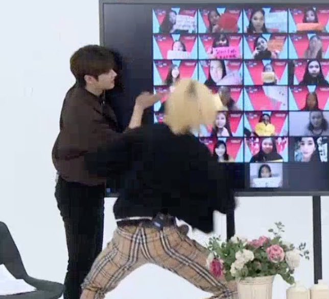 miwithb's tweet photo. 진짜 웃겨죽겠다 현진아 https://t.co/q37KlPR6TS