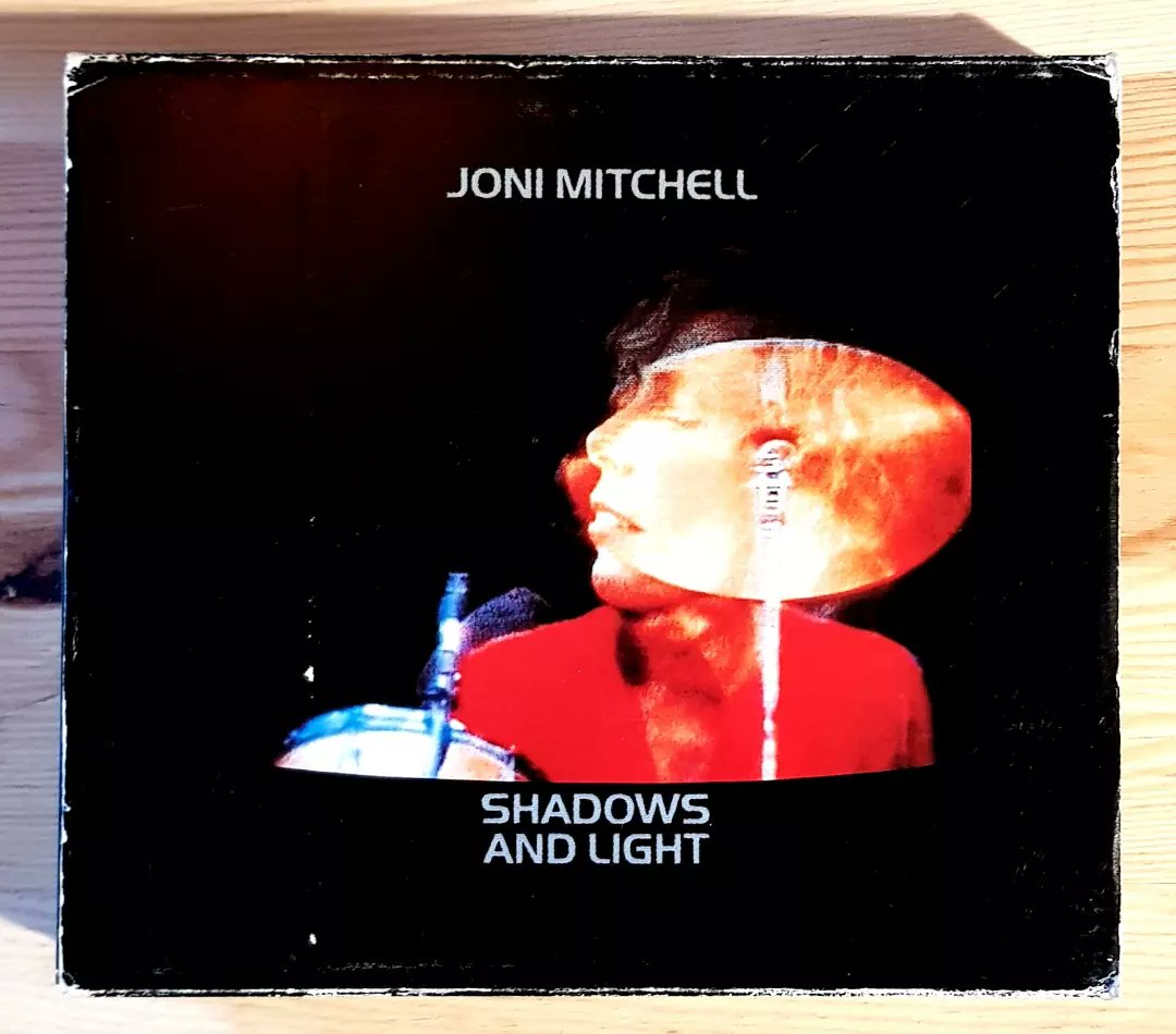 fredgoaty's tweet photo. Un jour un disque, série d'été.
[From my compactothèque.]
Cette semaine : The Genius Of Joni Mitchell Week.
#jonimitchell #michaelbrecker #patmetheny #lylemays #jacopastorius #donalias #thepersuasions #live #jazz #folk #amazingband #jonithequeen #jonitheboss #naturalleader https://t.co/yMR4uxY731