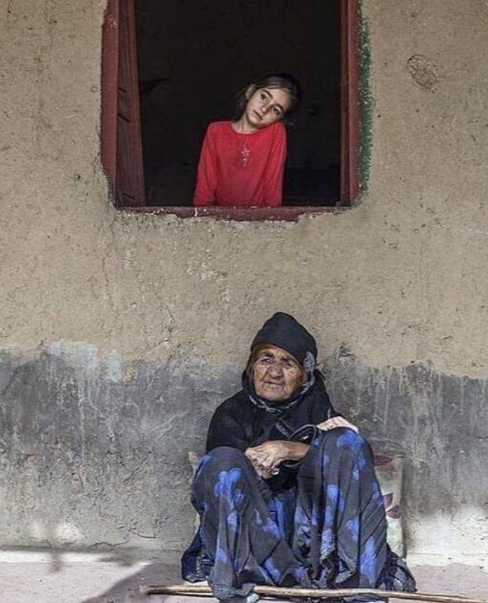 Aslında insanı en çok acıtan şey,hayal kırıklıkları değil. 
Yaşanması mümkünken, yaşayamadığı mutluluklardır.

#mutlulukçalsınkapını