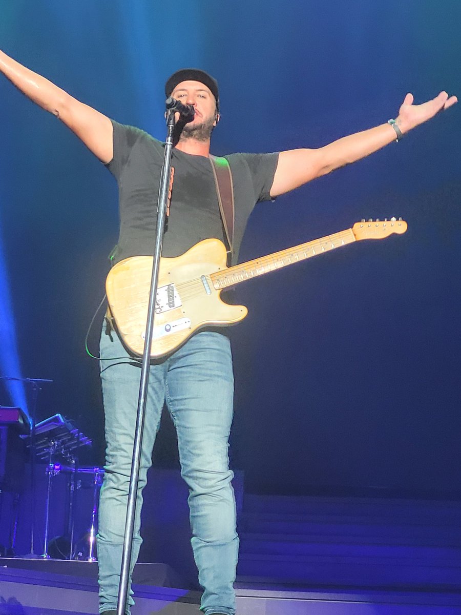 MelanieLavall12's tweet photo. #lukebryan
I just realized that Luke is looking at me in this photo https://t.co/chDoPBI5LN