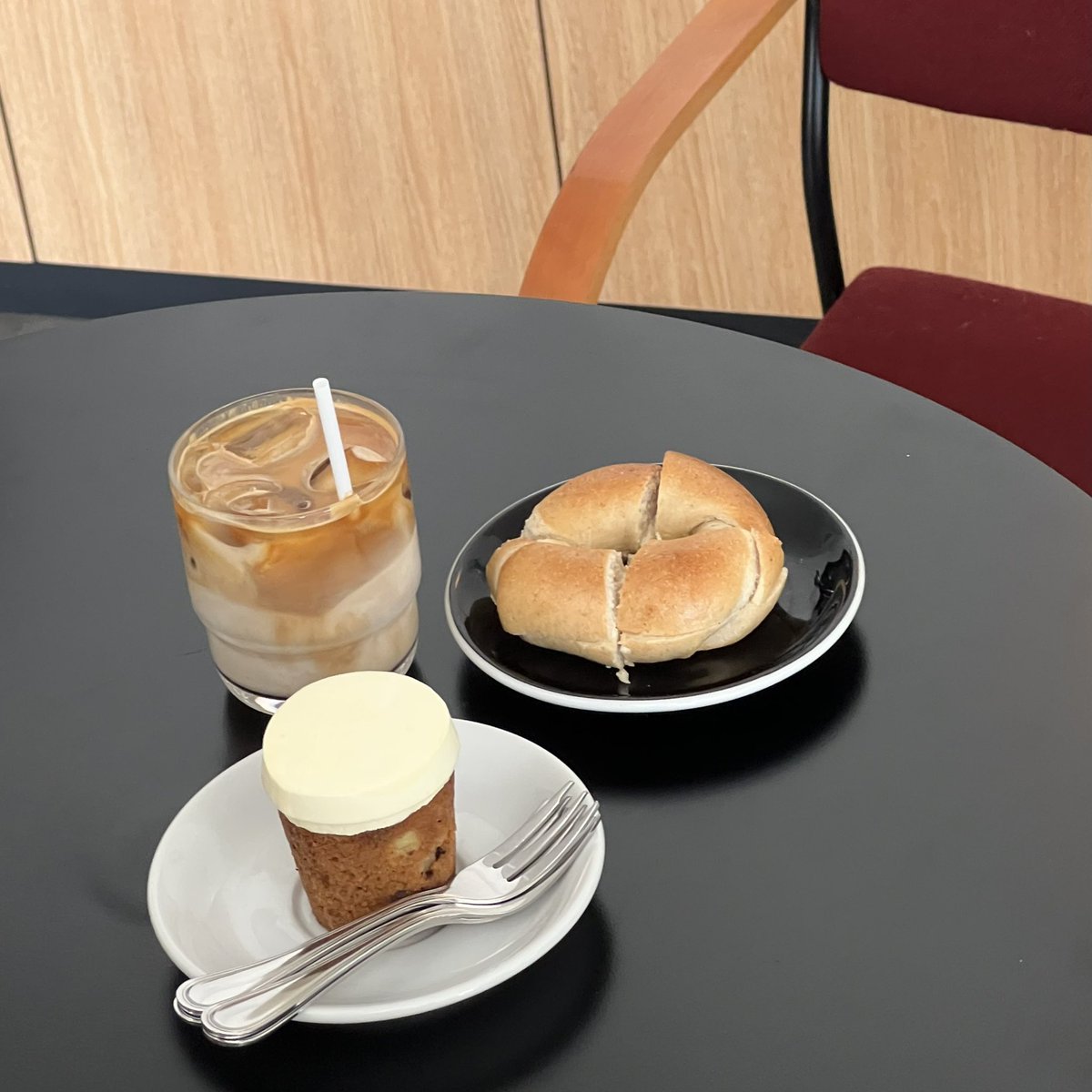 _everydaywithus's tweet photo. khagee🥯 — คาเฟ่เล็กๆโทนขาวนำ้ตาลในเชียงใหม่ vibe ในร้านดีมากๆ มีขนมเบเกอรี่ให้เลือกค่อนข้างหลากหลาย และ เป็นอีกหนึ่งคาเฟ่ที่ใครมาเที่ยวเชียงใหม่ก็ควรลองแวะมา

#_everydaywithus
#อร่อยบอกต่อ #รีวิวคาเฟ่ #คาเฟ่เชียงใหม่ @aroii https://t.co/1GRN0hNzXM