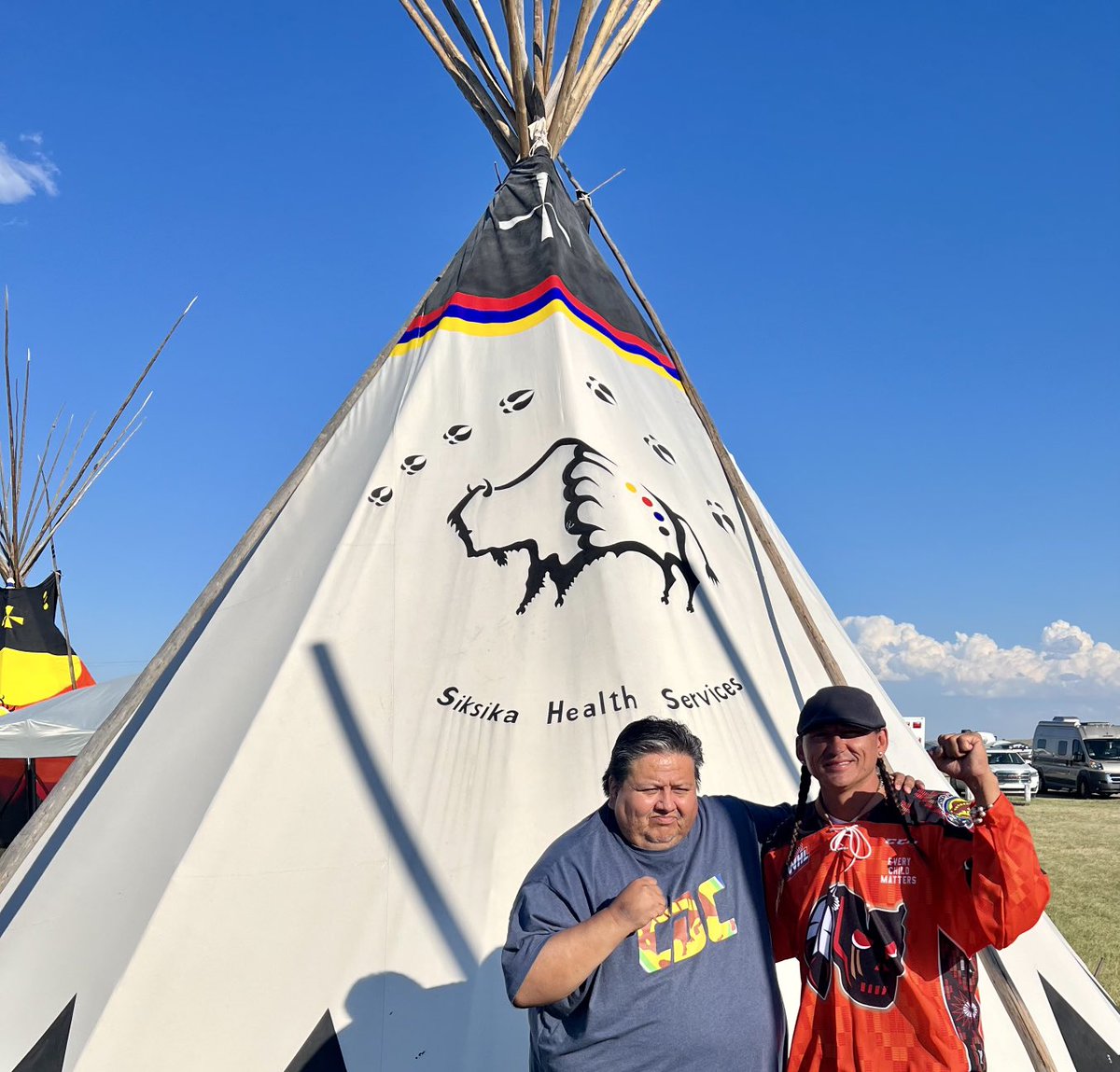 It was great to see my brother ⁦@genebraverock⁩ today at the Siksika Fair. He’s just coming off a major series in #Dark Winds and continues to be an amazing leader and positive example for our people. Representing the ⁦@WHLHitmen⁩ ECM jersey as well. ⁦⁦⁦