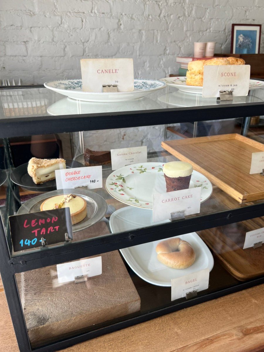 _everydaywithus's tweet photo. เราได้สั่ง iced latte ☕️ 
และในส่วนขนมเราได้สั่ง 🥯bagel w/ cream cheese และ 🥕carrot cake มาลอง 

*สามารถโทรเข้ามาจองขนมได้นะ เพราะจะบอกว่าขนมที่ร้านหมดไวมากๆ

ฝากไอจีด้วยน้าาา: https://t.co/ynBHtKuHjV https://t.co/SJ0p6ouQhd