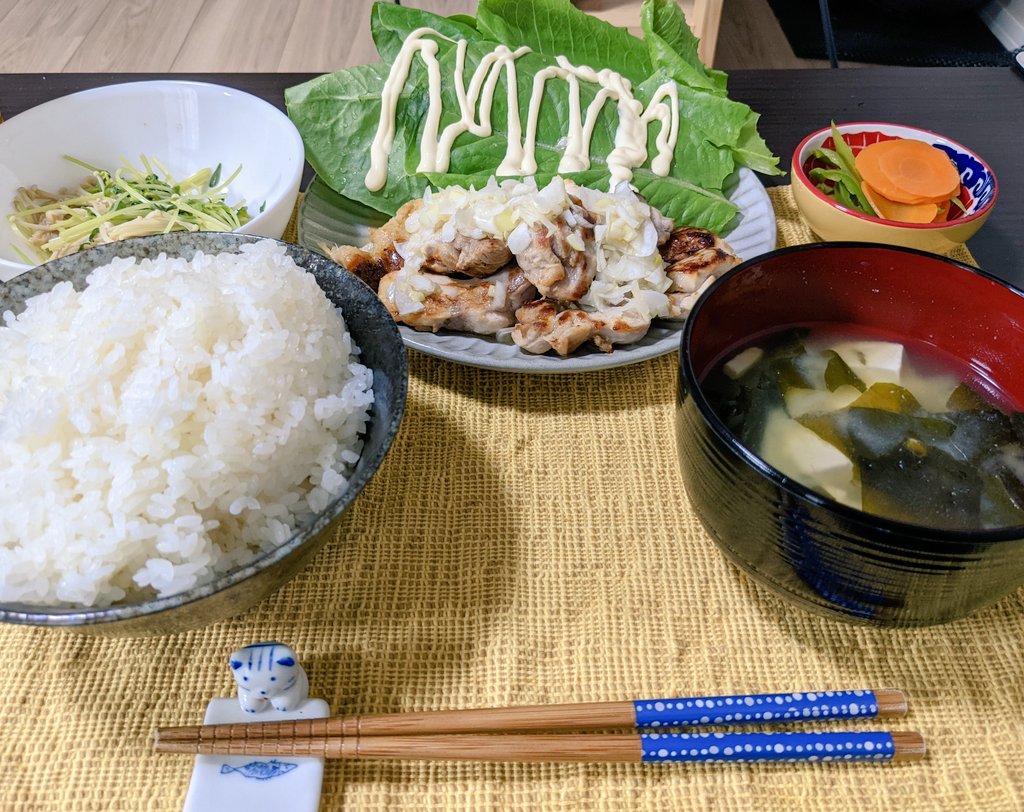 【朝昼食記録】 ねぎ塩チキン定食 山を走ってたから13時台に今日初めての飯。すごく疲れたがこれくらいならササッとできるようになった٩(๑òωó๑)۶ タレのレモン最高だね（●＾o＾●） ＃朝食