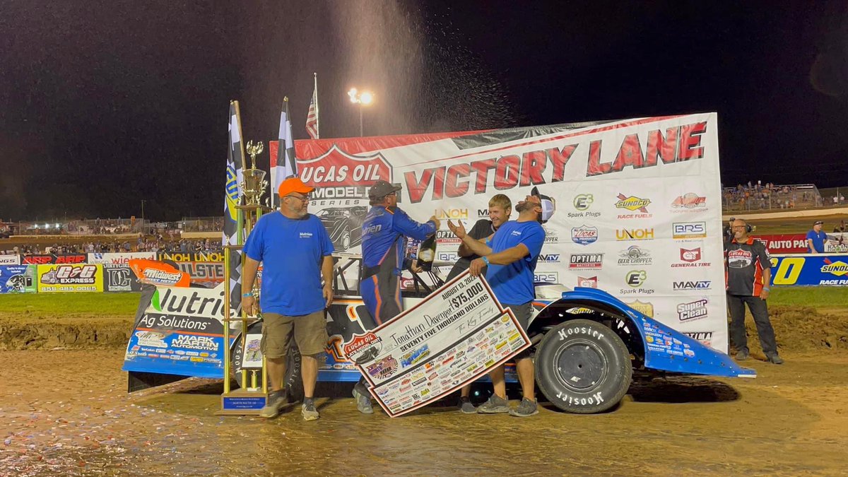 VincentGuliani's tweet image. What a trip! 38 days away from the house. 7 wins. Three Crown Jewels. Can’t wait for Batesville!

📸: @MichaelBoggsPh1 &amp;amp; @HeathLawsonPhto