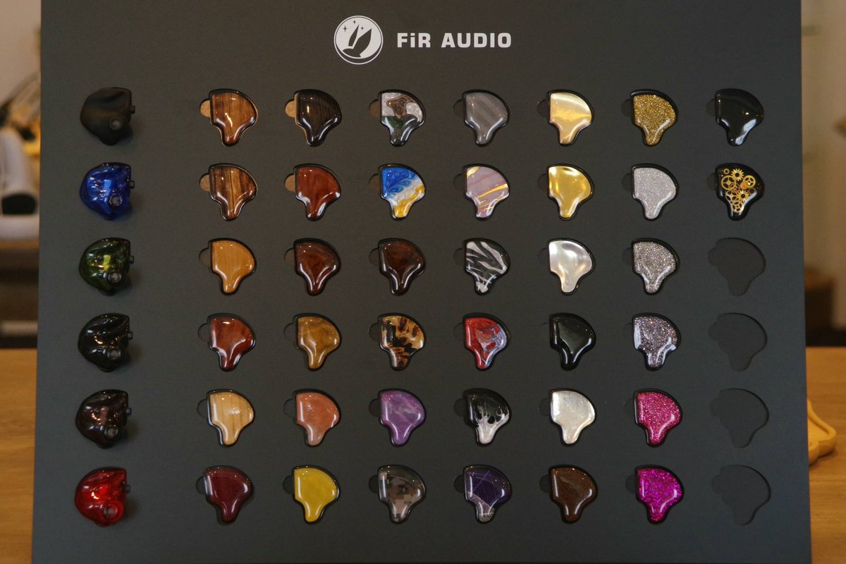 reb_audio's tweet photo. \#FiR_Audio カスタムモデル受注受付中/
#final_STORE では、全6種類、それぞれのモデルの試聴機を聴き比べすることができます✨
また、シェルやフェイスプレートのカラーサンプルもご用意しておりますので、色の組み合わせを確かめる際に、ぜひお使いください(⁎˃ᴗ˂⁎)
#カスタムIEM https://t.co/beZs9l51Xx