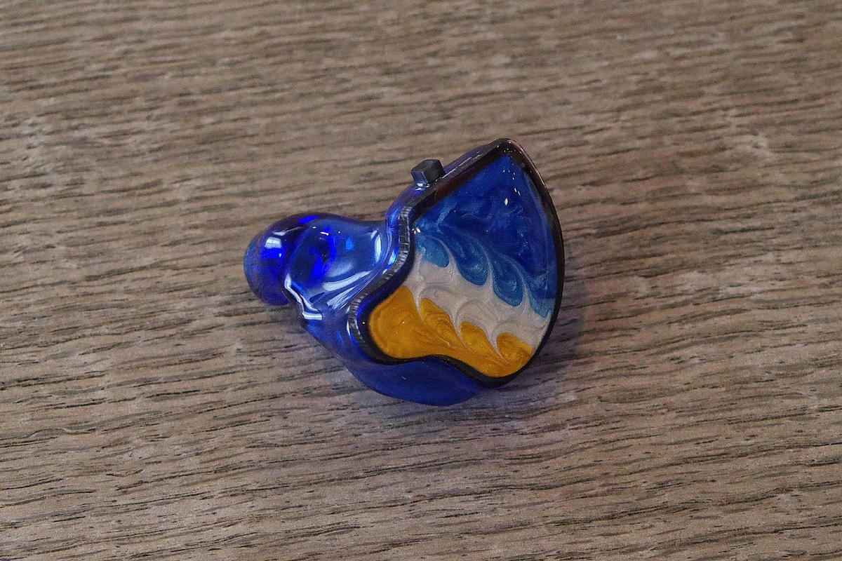 reb_audio's tweet photo. \#FiR_Audio カスタムモデル受注受付中/
#final_STORE では、全6種類、それぞれのモデルの試聴機を聴き比べすることができます✨
また、シェルやフェイスプレートのカラーサンプルもご用意しておりますので、色の組み合わせを確かめる際に、ぜひお使いください(⁎˃ᴗ˂⁎)
#カスタムIEM https://t.co/beZs9l51Xx