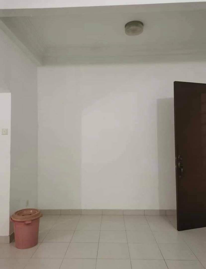 isusemasaviral's tweet photo. Cerita ngeri siang hari. Cerita benar ya 😅 Kat dapur rumah sy. Ada bilik. Dulu tak guna. Tutup sahaja. Sampai satu malam tu mimpi. Lalu dapur dan ada org duduk dalam bilik tu. Dalam mimpi tu nampak katil baju2 org tu. Sy pun tegur, eh kemain duduk sini. Sape bagi? https://t.co/TzsgX52akN