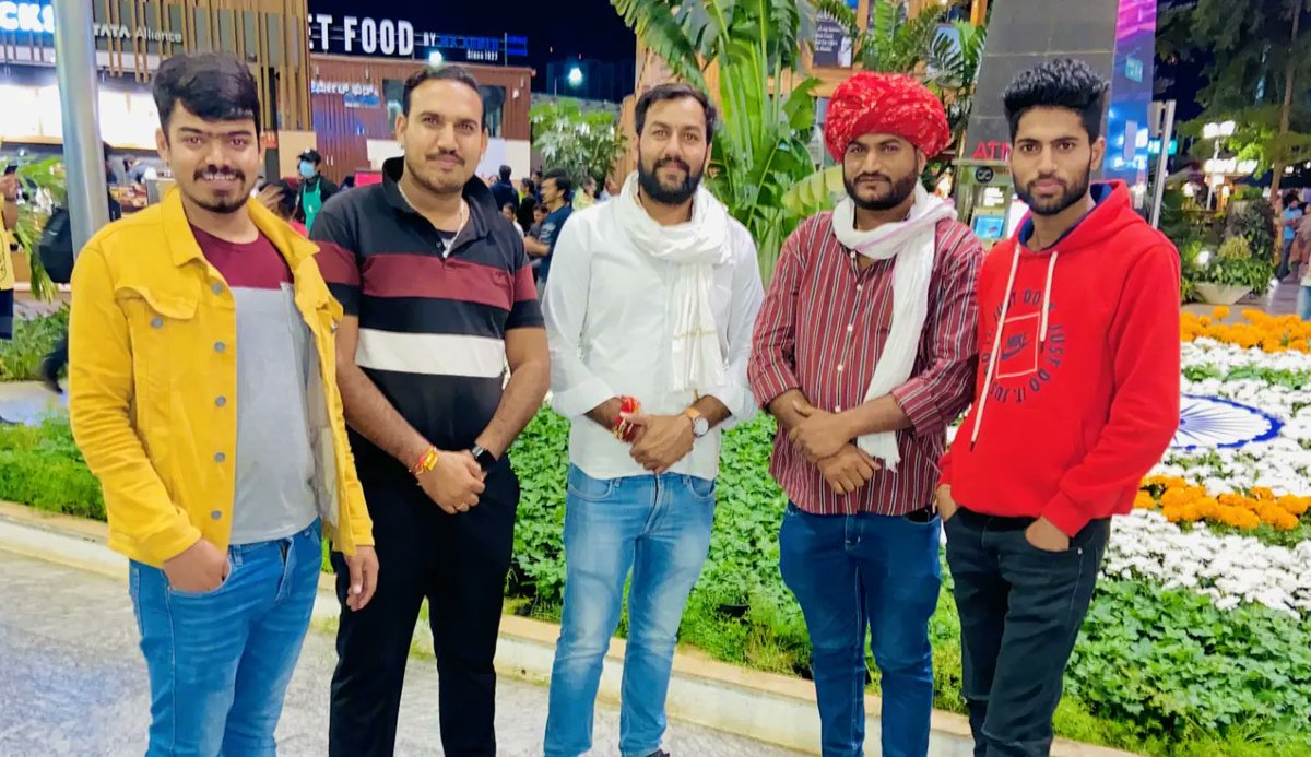 Gopal_Bassi's tweet photo. #बेंगलुरू इंटरनेशनल एयरपोर्ट पर जैकी भाई पोसवाल, सुरेश जी कांग्स, अभी सांवर जी तेडवा, त्रिलोक भाई देवासी, रोहित भाई प्रजापत द्वारा जो मान सम्मान दिया गया उसके लिए हृदय से आभार ❤️🙏 https://t.co/W7ZiEiYLyt