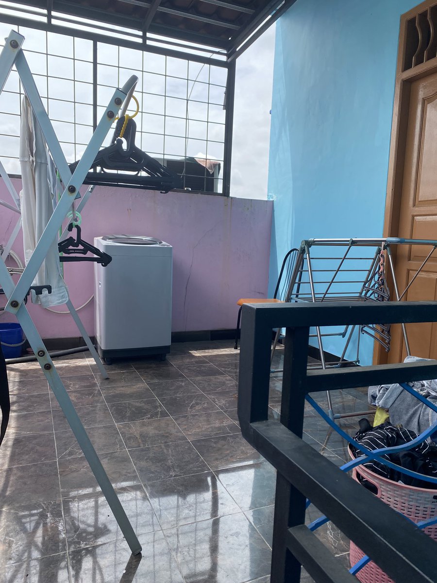 dipityshine's tweet photo. [Help RT]

Keluarga ku mau jual rumah di daerah Cengkareng Jakarta Barat 2,5 lantai
7x10 SHM, 4KT &amp; 4KM (3 toilet duduk &amp; 1 toilet jongkok)

Harga 895jt boleh nego, barangkali ada yg minat bisa cek detailnya dilink yaa 

https://t.co/0rAeJd0eJC

#zonauang #zonabu #jualrumah https://t.co/QRgUV8cZaW