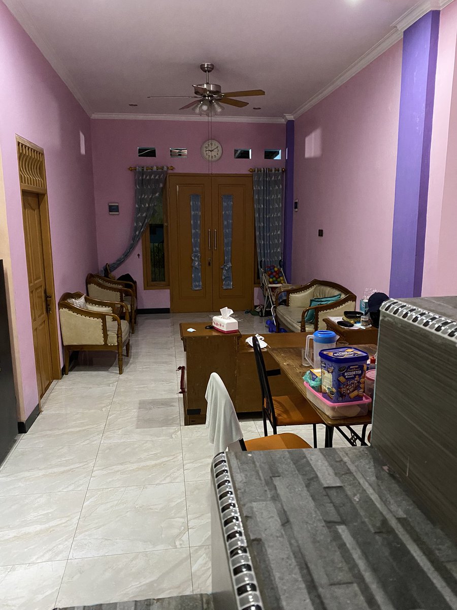 dipityshine's tweet photo. [Help RT]

Keluarga ku mau jual rumah di daerah Cengkareng Jakarta Barat 2,5 lantai
7x10 SHM, 4KT &amp; 4KM (3 toilet duduk &amp; 1 toilet jongkok)

Harga 895jt boleh nego, barangkali ada yg minat bisa cek detailnya dilink yaa 

https://t.co/0rAeJd0eJC

#zonauang #zonabu #jualrumah https://t.co/QRgUV8cZaW