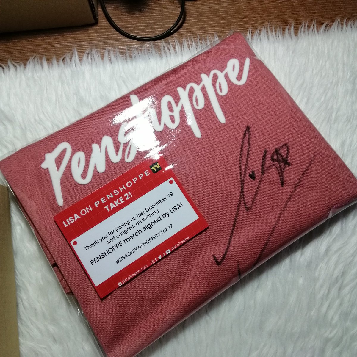 _Itsme_Purple's tweet photo. Hello! Help RT please. 

WTS/LFB

✨LISA PENSHOPPE signed tshirt with free LISATEARS for only 7k
✨BLACKPINK sealed welcoming collection 2022 for only 4,200 (4k PAYO)

➡Take both and get 1k discount
➡All Items are onhand and mint condition
➡pics not mine. For reference only https://t.co/yGdNM99PKT
