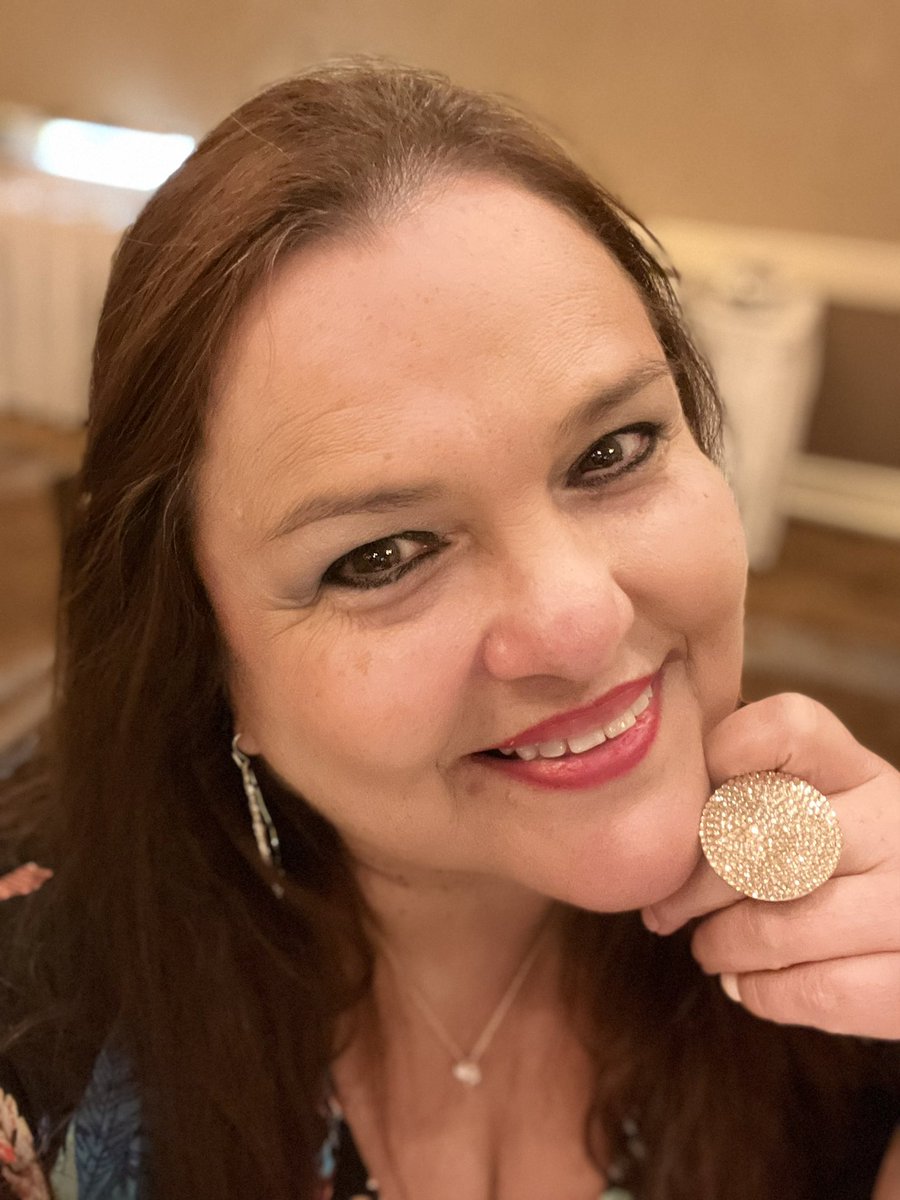 HooksHostMom's tweet photo. 4 months shy of 60. #perfectlysingle https://t.co/WyCdiNMjQX