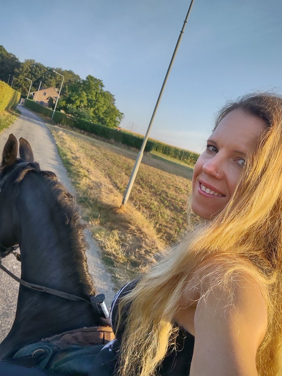 sassy0982's tweet photo. Euch allen einen zauberhaften Sonntag ☀️.
Ein bisschen später als geplant, aber immer noch in der "der frühe Reiter genießt den Wald für sich alleine" Edition 😌
#Sonntagslächeln #jedenTageinLächeln #Ausritt https://t.co/dqxReq7ho1