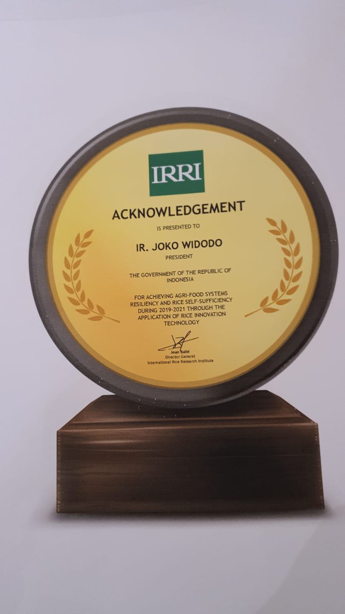 Dengan kerja keras, keringat, dan pengorbanan kita semua, Indonesia berhasil meraih penghargaan sistem pertanian-pangan tangguh dan swasembada beras tahun 2019-2021 melalui penggunaan teknologi inovasi padi.