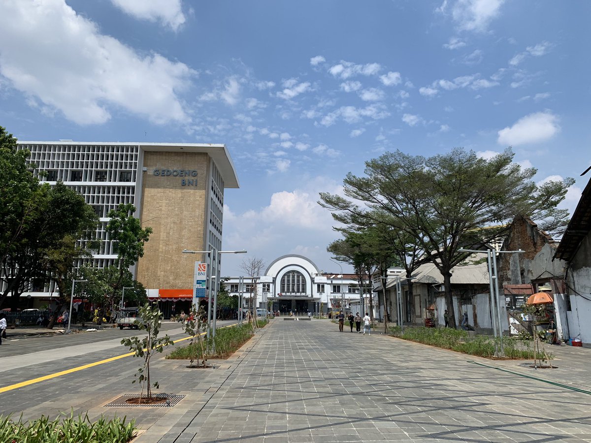 RKevin_Ramdhani's tweet photo. Lama gak ke Kawasan Kota Tua, ternyata sekarang udah rapih banget. Halte Trans Jakarta jadi persis di depan stasiun. Gak perlu lewat terowongan bawah tanah lagi. Keren! https://t.co/z3U42GLDxl