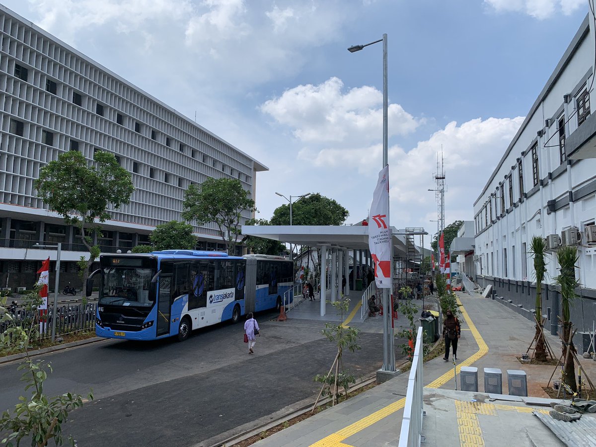 RKevin_Ramdhani's tweet photo. Lama gak ke Kawasan Kota Tua, ternyata sekarang udah rapih banget. Halte Trans Jakarta jadi persis di depan stasiun. Gak perlu lewat terowongan bawah tanah lagi. Keren! https://t.co/z3U42GLDxl