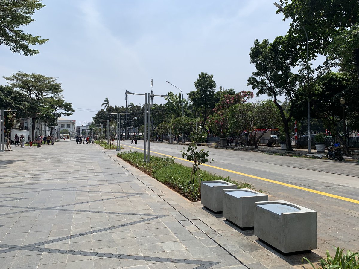 RKevin_Ramdhani's tweet photo. Lama gak ke Kawasan Kota Tua, ternyata sekarang udah rapih banget. Halte Trans Jakarta jadi persis di depan stasiun. Gak perlu lewat terowongan bawah tanah lagi. Keren! https://t.co/z3U42GLDxl