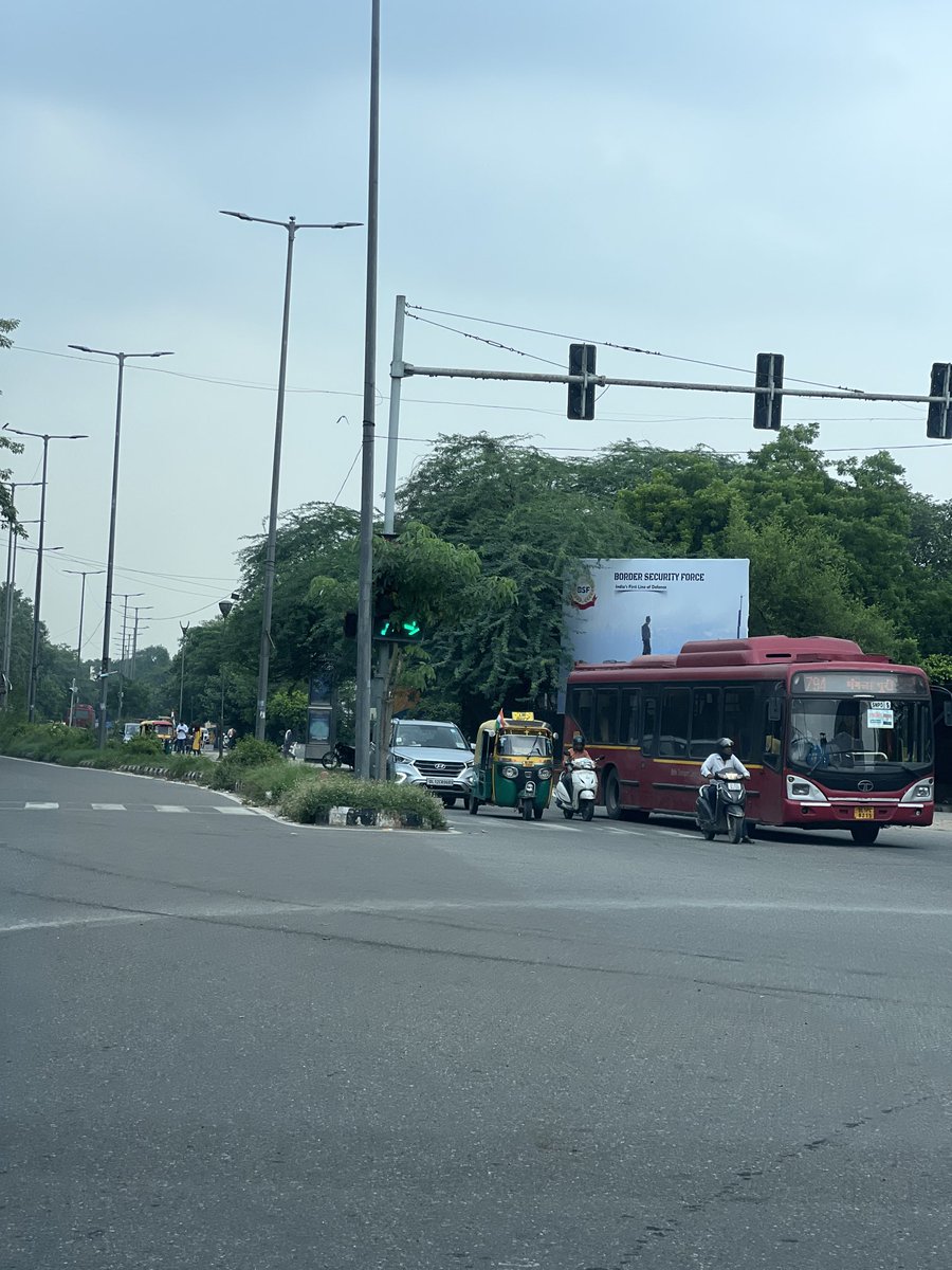 Elite_Nitin's tweet photo. ⁦@dtptraffic⁩ traffic light hidden behind tree near CGO @ IGL pump. https://t.co/Qxxasx5tmV