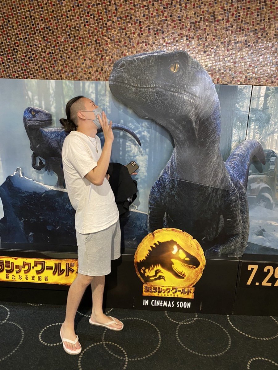 Ganloss's tweet photo. ワンピースフィルム　レッド見てきました
感想はシャンクスはジョニーデップみたいな
年の取り方をしていて色気がすごいです
そしてラプトルは室内飼いするには
大きいかなと思います
#ワンピースワールド新たな支配者 https://t.co/5F1gmP3Rh8