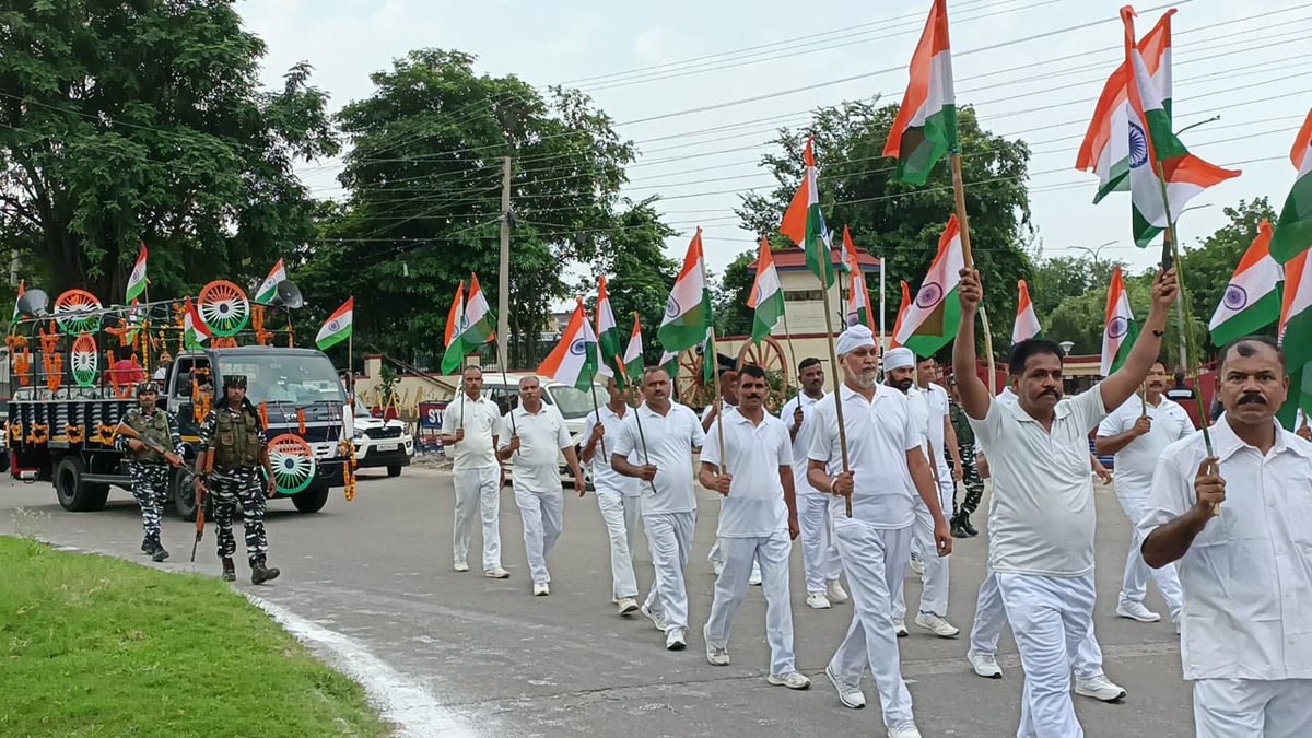 160BNCRPF's tweet photo. A #Tiranga Rally is organised today under #HarGharTiranga campaign by J&amp;K police at Gulshan Ground jammu in which troops of 160Bn CRPF, BSF,School children and local public participated with Sh RR Bhatnagar, Advisor to Hon'ble LG J&amp;K (UT) as chief Guest. @crpfindia @jammusector https://t.co/uYgcbh8dr3