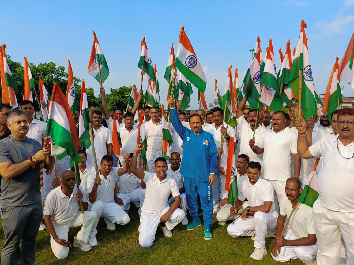 160BNCRPF's tweet photo. A #Tiranga Rally is organised today under #HarGharTiranga campaign by J&amp;K police at Gulshan Ground jammu in which troops of 160Bn CRPF, BSF,School children and local public participated with Sh RR Bhatnagar, Advisor to Hon'ble LG J&amp;K (UT) as chief Guest. @crpfindia @jammusector https://t.co/uYgcbh8dr3