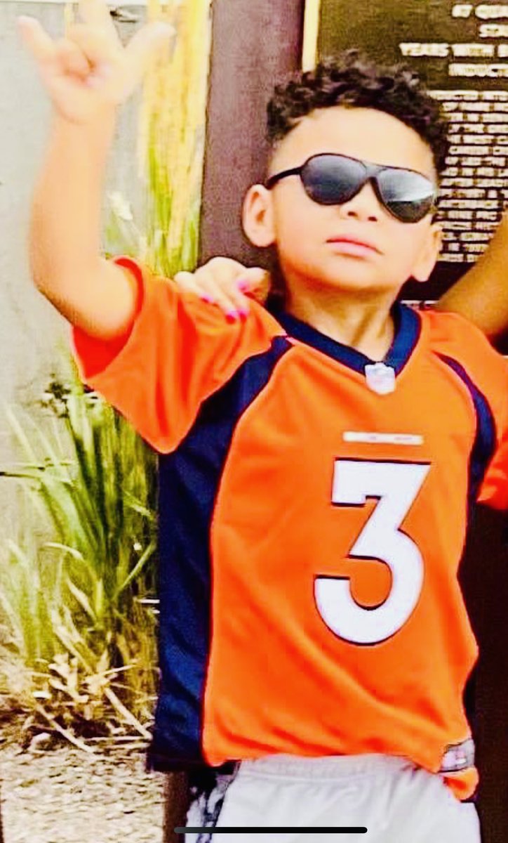 mandymiller07's tweet photo. @NFL @nflnetwork @DangeRussWilson @Broncos Welcome! 💙🧡💙🧡 https://t.co/XeK4SAc8GR