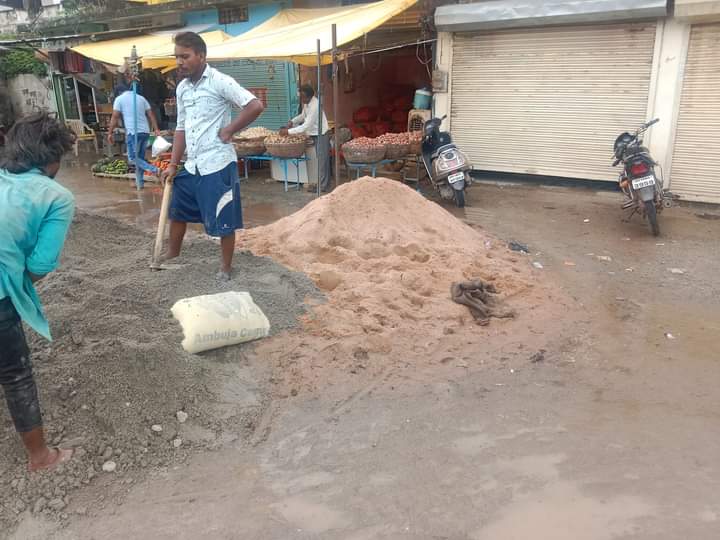 SatnaYuvaManch's tweet photo. माननीय महापौर @yogeshkumar4bjp जी
सतना सिंधी कैंप सब्जी मंडी में निर्माण कार्य में सीमेंट की जगह डस्ट का उपयोग गुणवत्ता मापदंड का खुला उल्लंघन भ्रष्ट्राचार है।
आग्रह है कृपया गरीब सब्जी विक्रेताओं के लिए  गुणवत्तायुक्त मंडी का निर्माण हो। https://t.co/u67kVPy44X