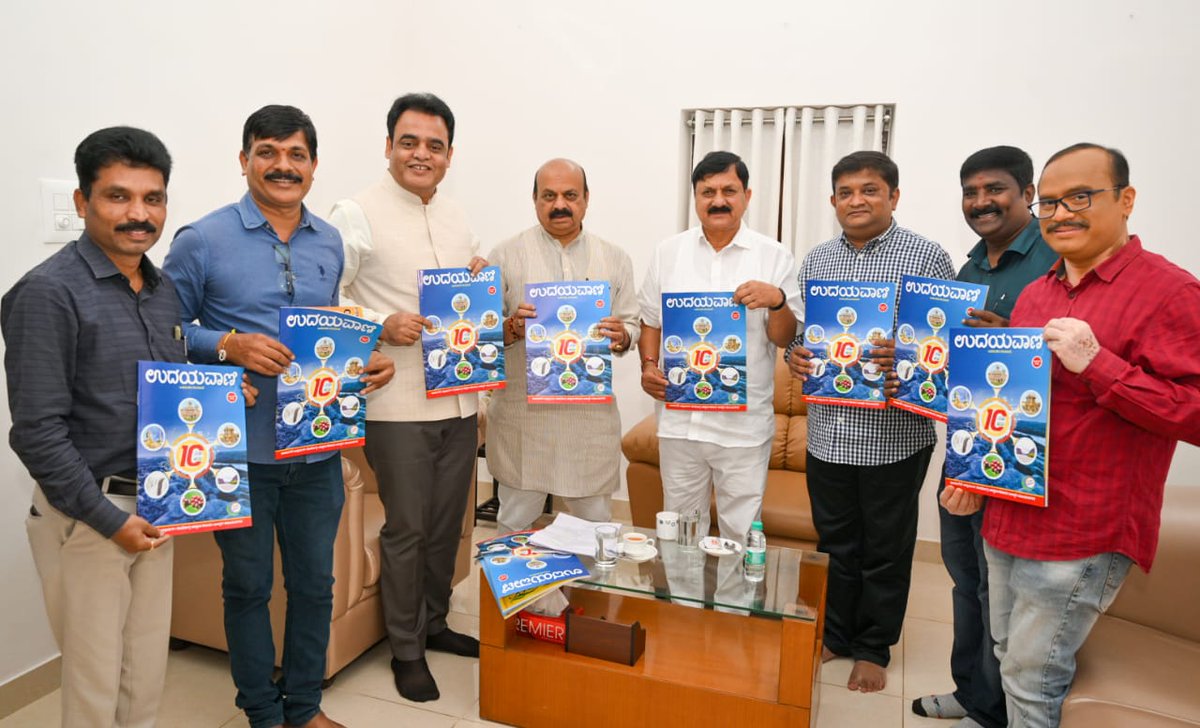 ಉದಯವಾಣಿ ದಾವಣಗೆರೆ ಆವೃತ್ತಿಯ ದಶಮಾನೋತ್ಸವ ಅಂಗವಾಗಿ ಹೊರತರಲಾದ ವಿಶೇಷ ಸಂಚಿಕೆಯನ್ನು ಮುಖ್ಯಮಂತ್ರಿ <a href="/BSBommai/">Basavaraj S Bommai</a> ಅವರು ಇಂದು ಬೆಂಗಳೂರಿನಲ್ಲಿ ಬಿಡುಗಡೆ ಮಾಡಿದರು. 

ಸಚಿವರಾದ <a href="/JnanendraAraga/">Araga Jnanendra</a>, <a href="/drashwathcn/">Dr. C.N. Ashwath Narayan</a>  ಉದಯವಾಣಿ  ಸಂಪಾದಕರಾದ ವೆಂಕಟೇಶ್ ಪ್ರಭು ಹಾಗೂ ಇತರರು ಹಾಜರಿದ್ದರು.

<a href="/udayavani_web/">Udayavani</a>