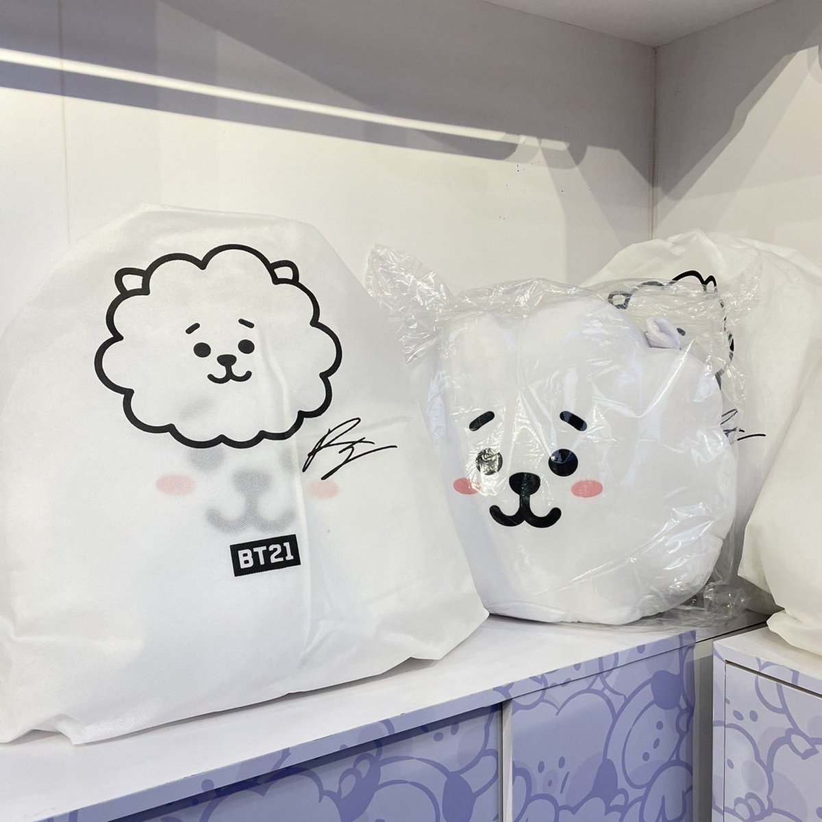 หมอน RJ 42 CM. สีขาว ใบใหญ่ นุ่ม นอนสบายๆมากครับ สินค้าเหลือน้อยเเล้วนะครับราคา 1,890 บาท 

📍มาเจอกันได้ที่ SF Cinema Central World ชั้น 7
🛍 สามารถสั่งซื้อได้เลย Online Add Line  @bt21thailandpopup สั่งได้เลยทั่วประเทศ 

#BTS #BT21 #BTSARMY #ARMY #ตลาดนัดบังทัน #ตลาดนัดBT21