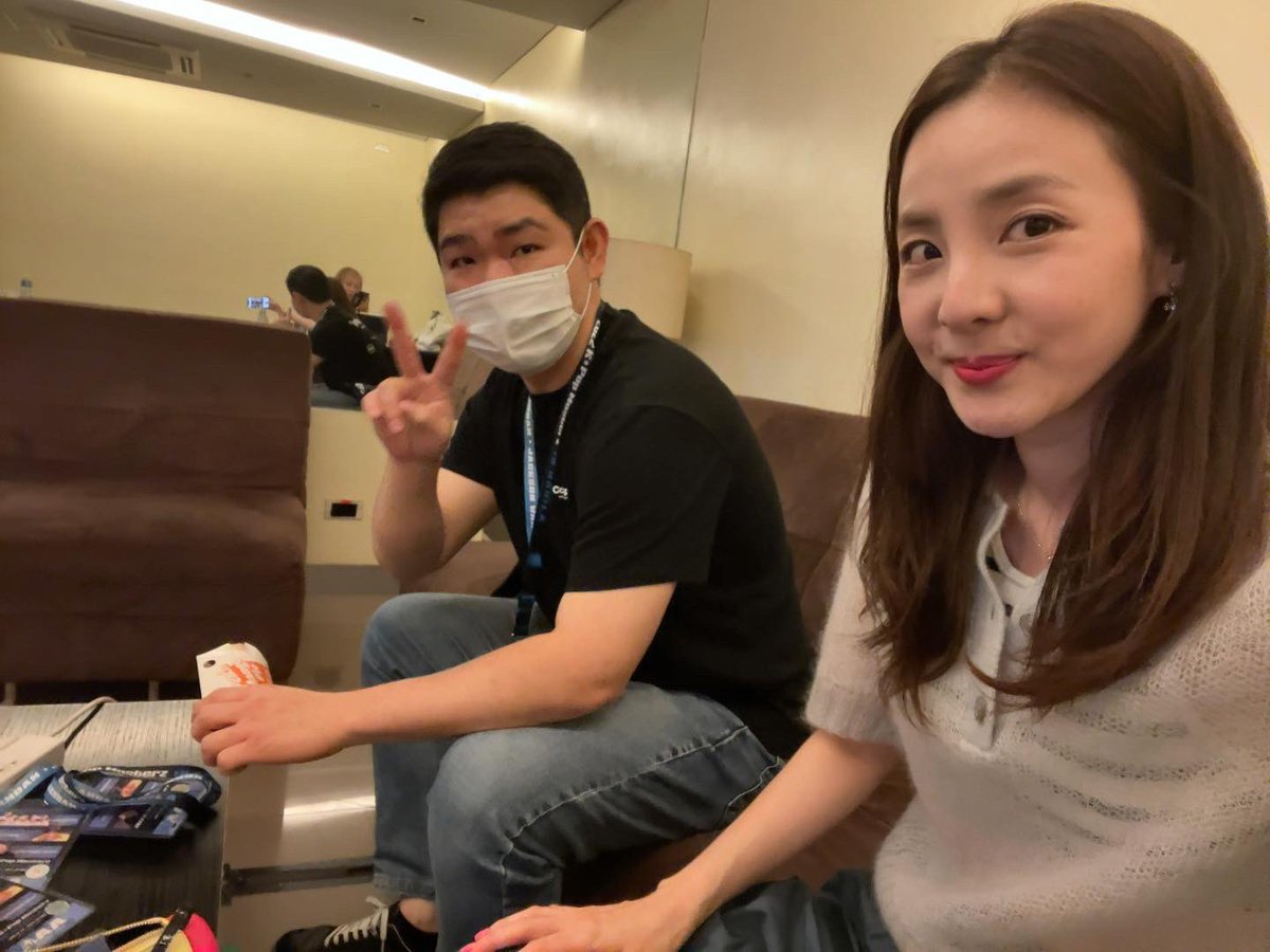 krungy21's tweet photo. OG Team Dara!!!!!!!!! 😭😭😭😭😭😭😭😭😭 #latepost I was super duper happy to spend time with my fav people in the Philippines once again!!! 이번에 필리핀 갔을때, 뱀뱀&amp;트래져가 같은 공연으로 출국하는 바람에 난 넘 좋았다😭 https://t.co/mSioQUxT6n