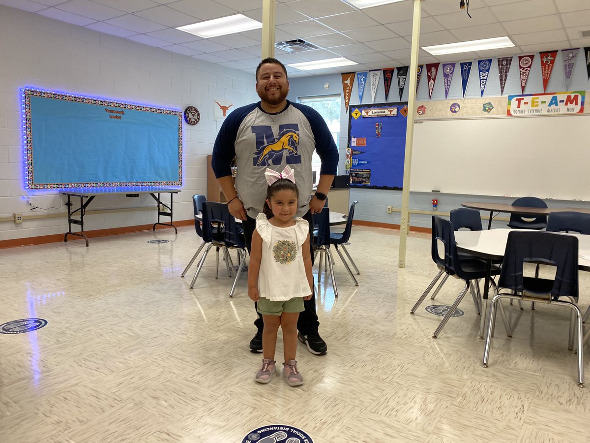 jesseval10's tweet photo. Meet the Teacher at Ben Milam.
#firstyearteacher
#firstyearofschool https://t.co/OzYjDNmyhd