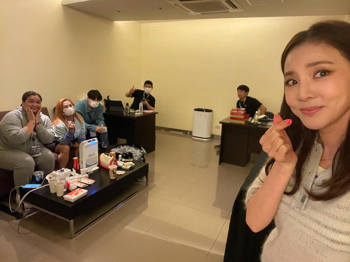 krungy21's tweet photo. 바로 옆이 트래져 대기실이어서 짱매랑 남홍이가 종종 놀러도 와주구~ 진짜 옛날 같았다 ㅠㅠ특히나 나 필리핀 스케줄 다닐때마다 동행 하던 매니져들이었으니…이번 일정이 더욱 더 특별하구 좋았다. 다음번엔 나랑 합동공연을 하게돼서 또 만나게 되길~😀🙏🏻 근데 이 그림이 더 익숙하지 않아?! 🤣🤣 https://t.co/odDF3kiqUz