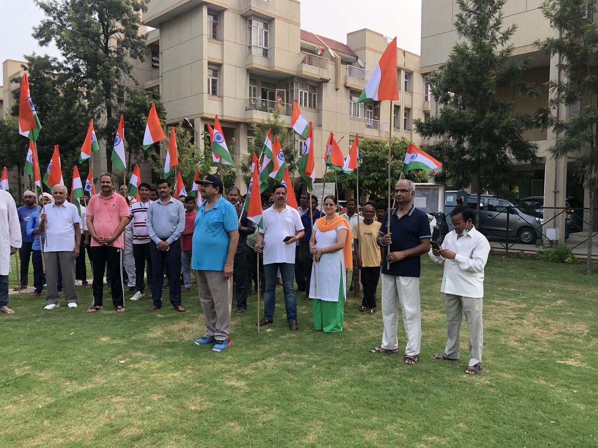 JVVFOWA's tweet photo. #हर_घर_तिरंगा @JagranNews @DainikBhaskar @parichowkdotcom @GNoidaNews @GreaterNoidaW @Bjp4GbnagarUP @BJP4UP आज #जलवायु विहार ग्रेटर नोएडा में सभापति के द्वारा #हरघरतिरंगा_अभियान_2022 का समारोह किया गया । सोसायटी के चारों ओर #भारत_माता_की_जय किया गया । जय हिन्द 🇮🇳 https://t.co/dx4JWLM2vm