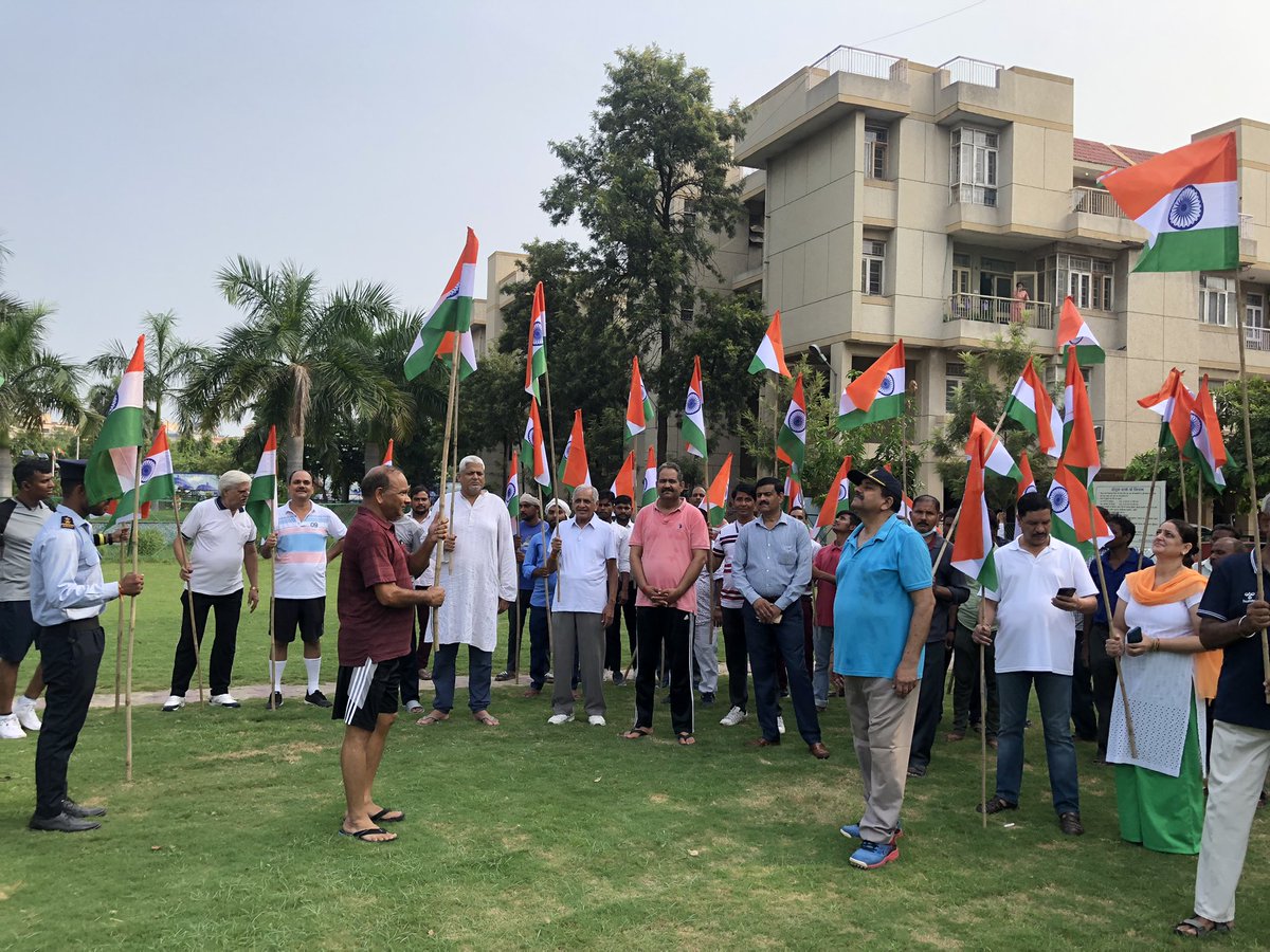 JVVFOWA's tweet photo. #हर_घर_तिरंगा @JagranNews @DainikBhaskar @parichowkdotcom @GNoidaNews @GreaterNoidaW @Bjp4GbnagarUP @BJP4UP आज #जलवायु विहार ग्रेटर नोएडा में सभापति के द्वारा #हरघरतिरंगा_अभियान_2022 का समारोह किया गया । सोसायटी के चारों ओर #भारत_माता_की_जय किया गया । जय हिन्द 🇮🇳 https://t.co/dx4JWLM2vm