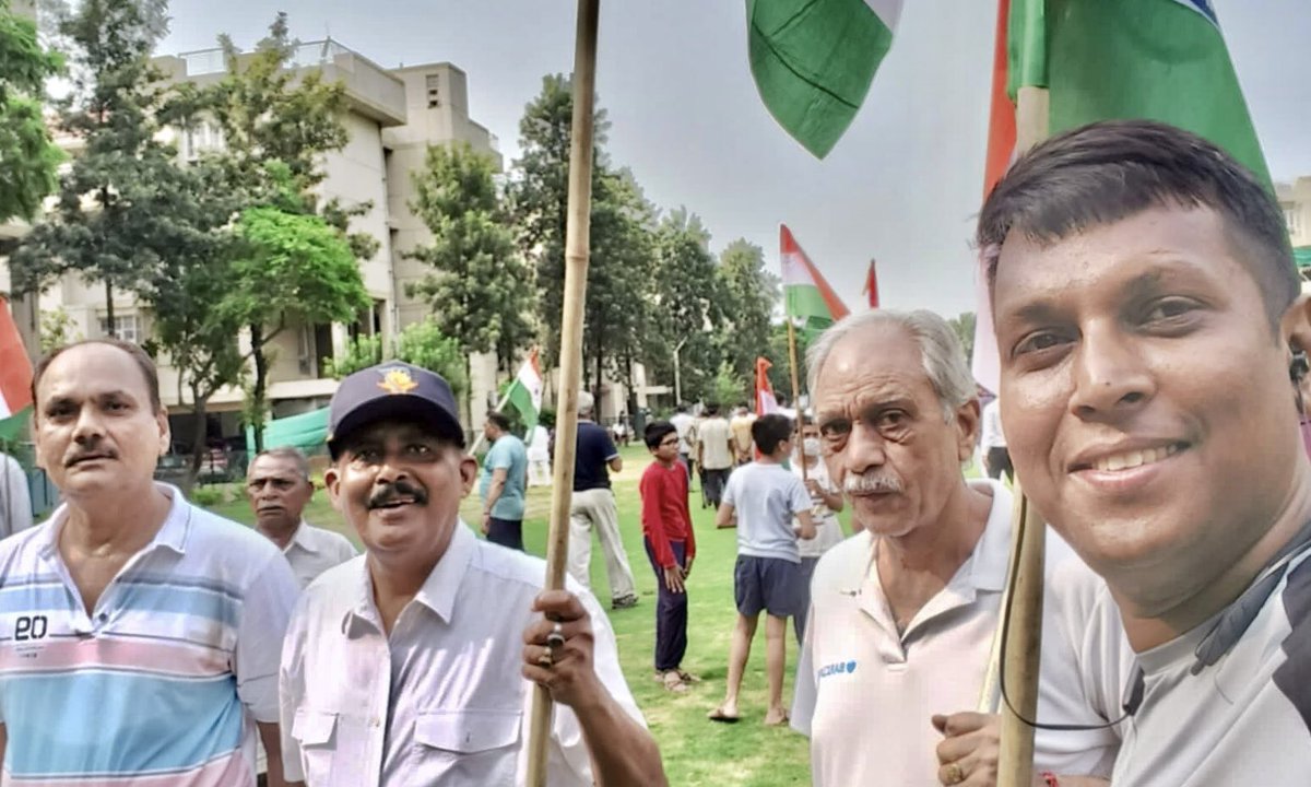 JVVFOWA's tweet photo. #हर_घर_तिरंगा @JagranNews @DainikBhaskar @parichowkdotcom @GNoidaNews @GreaterNoidaW @Bjp4GbnagarUP @BJP4UP आज #जलवायु विहार ग्रेटर नोएडा में सभापति के द्वारा #हरघरतिरंगा_अभियान_2022 का समारोह किया गया । सोसायटी के चारों ओर #भारत_माता_की_जय किया गया । जय हिन्द 🇮🇳 https://t.co/dx4JWLM2vm
