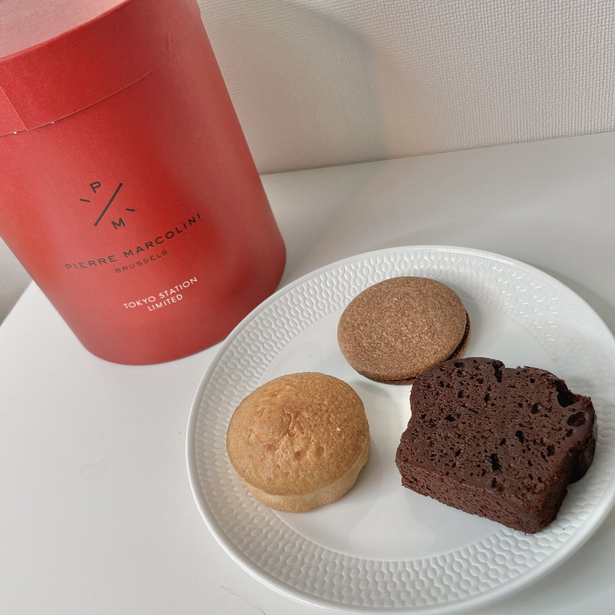 【ピエールマルコリーニ】
“グランスタ東京店限定
パティスリーセレクション12個入”
（¥3,888)

<おすすめポイント>
・ちょっといいものを渡すときにちょうど良い
・さすがのお味
・3種類もあり、個包装も嬉しい

少しリッチな手土産をお渡ししたいとき、
高級なお土産を買いたい方におすすめ😌