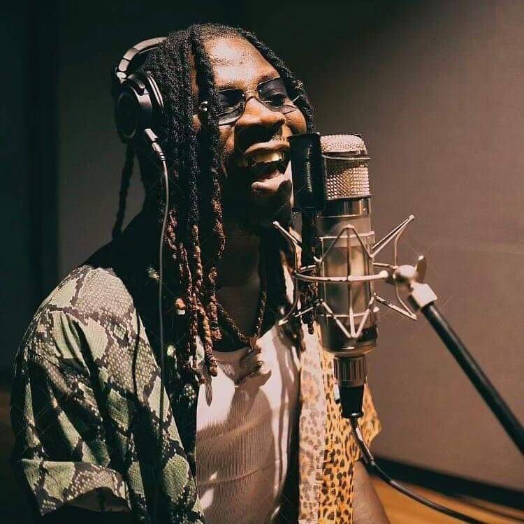 Kwaku_Charlie's tweet photo. @stonebwoy does not only deserve an award but I think it’s high time the Ministry Of Tourism And Creative Arts honor him for his contribution and merits towards the creative sector ie. raising the flag of Ghana high with jaw dropping performances globally.
#BMG
#Charlie18 https://t.co/16vjVayksN