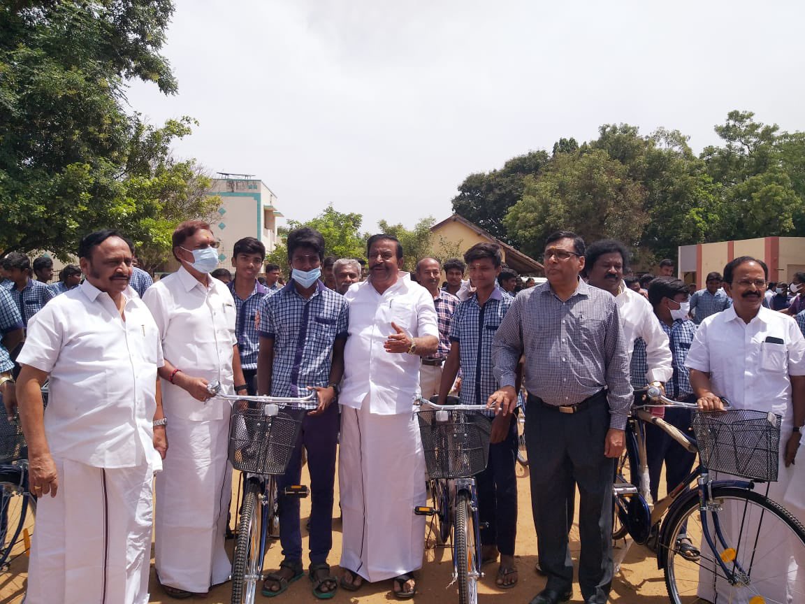 SalemRRajendran's tweet photo. ரூபாய் 1.20 கோடி மதிப்பீட்டிலான மிதிவண்டிகளை, மல்லூர் அரசு மேல்நிலை பள்ளியில் நடைபெற்ற விழாவில் மாண்புமிகு நகராட்சி நிர்வாகத்துறை அமைச்சர் அண்ணன் @KN_NEHRU அவர்கள் மாணவ மாணவிகளுக்கு வழங்கிய நிகழ்ச்சியில் கலந்து கொண்ட போது(2/2) https://t.co/CDm9lV0Hsj