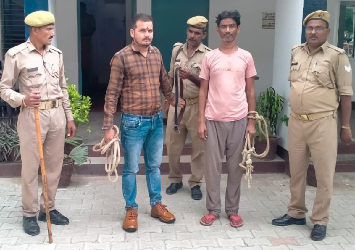 Benarasiyaa's tweet photo. Last month, meat was found in a temple which led to communal tension, violence in Talgram area in UP's Kannauj. DM, SP were removed. Main accused Chanchal Tripathi has now been arrested. He had hired a butcher Mansoor for the job. All this to settle old score with area SHO. https://t.co/na6LDe29t9