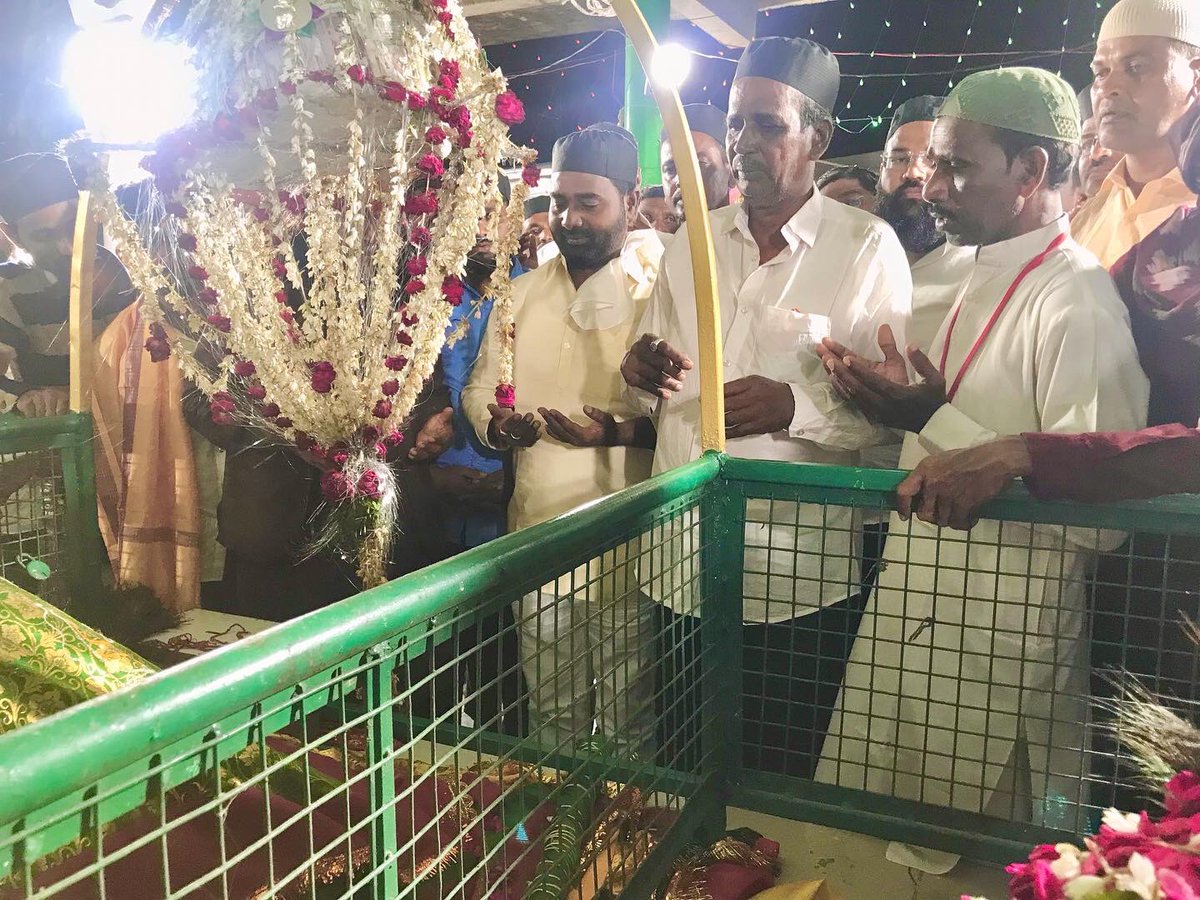 kata_SrinuGoud's tweet photo. 🔸శివనగర్ గ్రామంలో హజ్రత్ సయ్యద్ ఖాసిమ్ షా వలి దర్గాలో ఉర్సు కార్యక్రమంలో పాల్గొని ప్రత్యేక ప్రార్ధనలు చేసిన శ్రీ కాట శ్రీనివాస్ గౌడ్ (పటాన్ చెరు నియోజకవర్గ కాంగ్రెస్ పార్టీ ఇంఛార్జ్)
#KataSrinivasGoud
#CongressLeader
#TelanganaCongress
#jinnaram #shivanagar
#urs #PTC #KSG #kata https://t.co/oXW0bLmu2i