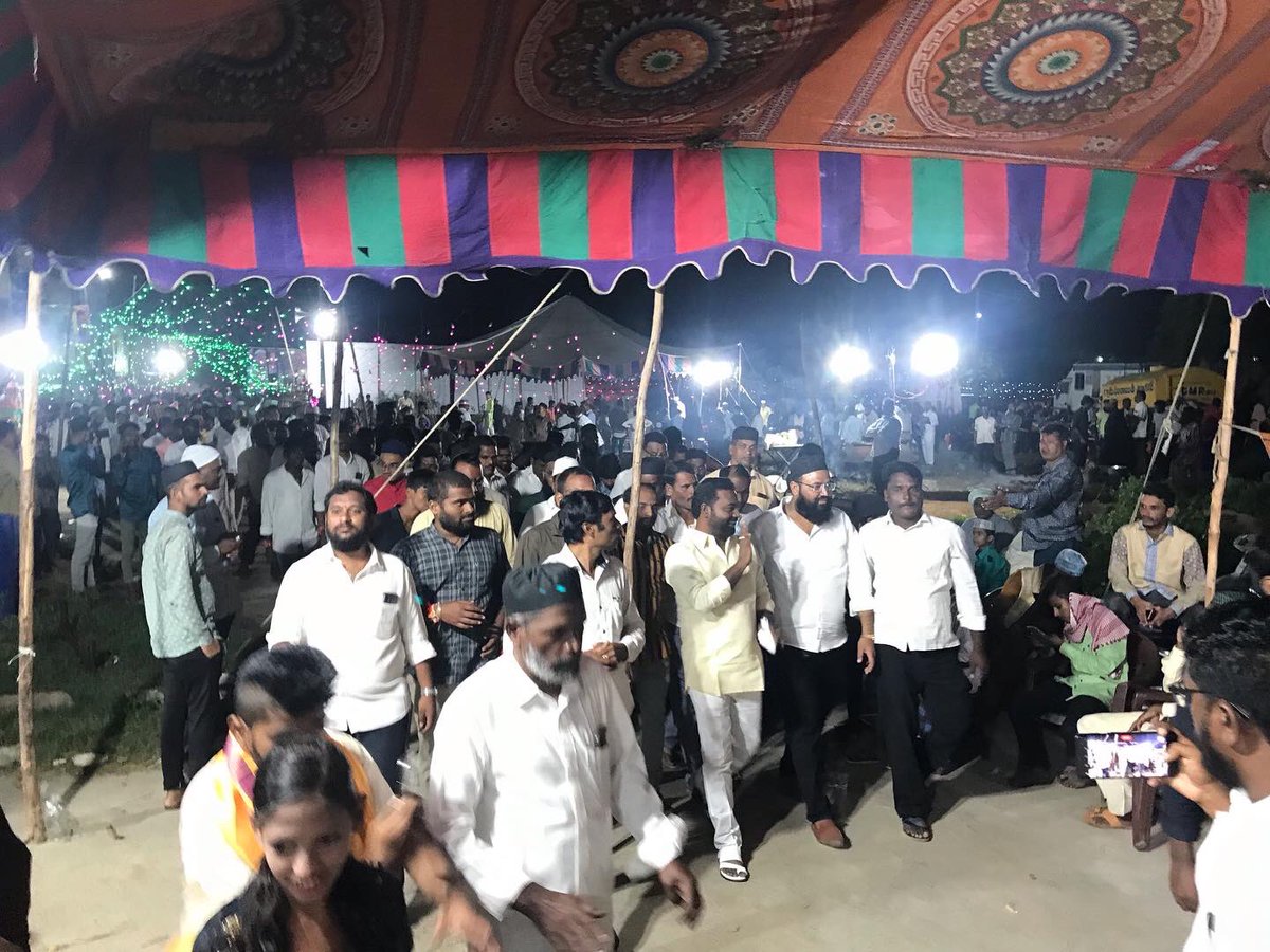 kata_SrinuGoud's tweet photo. 🔸శివనగర్ గ్రామంలో హజ్రత్ సయ్యద్ ఖాసిమ్ షా వలి దర్గాలో ఉర్సు కార్యక్రమంలో పాల్గొని ప్రత్యేక ప్రార్ధనలు చేసిన శ్రీ కాట శ్రీనివాస్ గౌడ్ (పటాన్ చెరు నియోజకవర్గ కాంగ్రెస్ పార్టీ ఇంఛార్జ్)
#KataSrinivasGoud
#CongressLeader
#TelanganaCongress
#jinnaram #shivanagar
#urs #PTC #KSG #kata https://t.co/oXW0bLmu2i