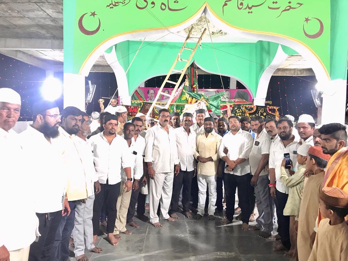 kata_SrinuGoud's tweet photo. 🔸శివనగర్ గ్రామంలో హజ్రత్ సయ్యద్ ఖాసిమ్ షా వలి దర్గాలో ఉర్సు కార్యక్రమంలో పాల్గొని ప్రత్యేక ప్రార్ధనలు చేసిన శ్రీ కాట శ్రీనివాస్ గౌడ్ (పటాన్ చెరు నియోజకవర్గ కాంగ్రెస్ పార్టీ ఇంఛార్జ్)
#KataSrinivasGoud
#CongressLeader
#TelanganaCongress
#jinnaram #shivanagar
#urs #PTC #KSG #kata https://t.co/oXW0bLmu2i