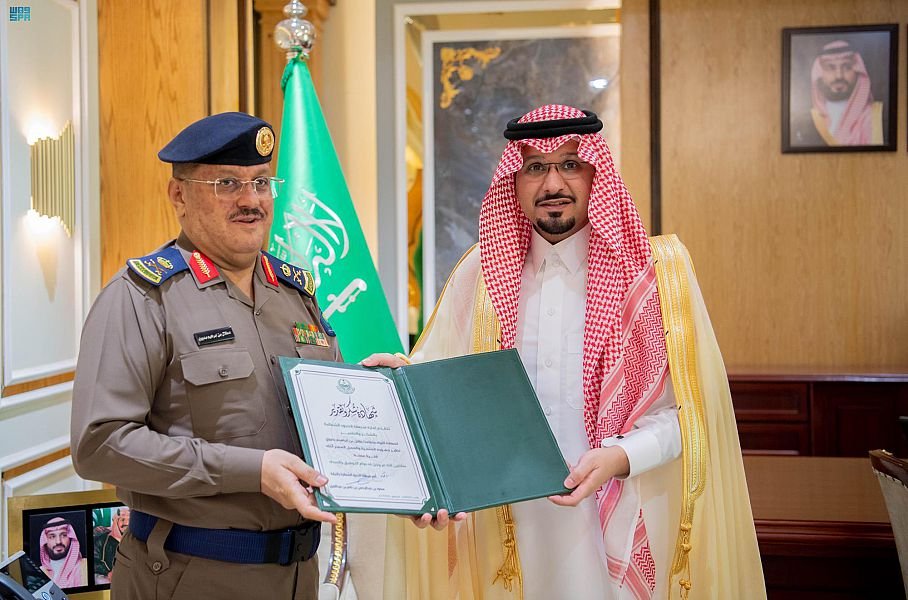 SPAregions's tweet photo. سمو أمير الحدود الشمالية بالنيابة يستقبل مديري الدفاع المدني بالمنطقة السابق والمعين حديثا.
https://t.co/qnAI4tINTI
#واس_عام https://t.co/pGB23RBaRM