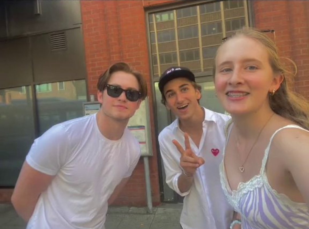 joebashupdates's tweet image. Bash and Kit with a fan in York yesterday ✨️

Via 📸 user12357986432 on tiktok