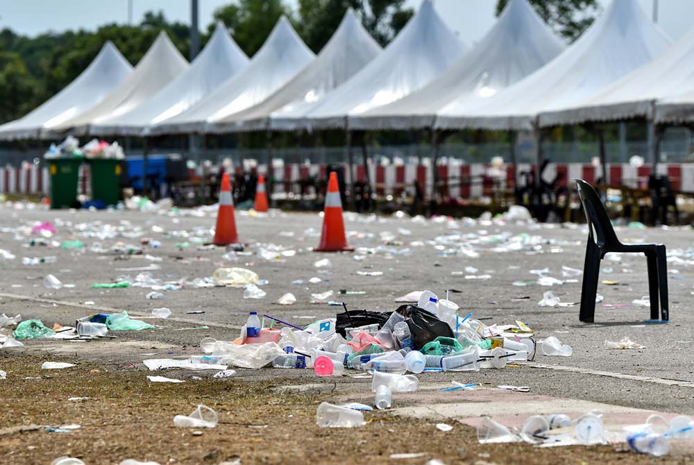 SinarOnline's tweet photo. Pengunjung program pemotoran gagal uruskan sampah sarap di Kompleks Gong Badak pada baru-baru ini.

📸 : Foto Bernama https://t.co/1XBVsmUAmk