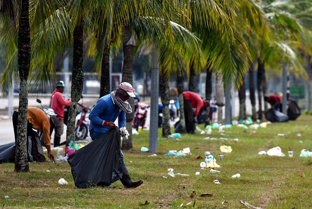 SinarOnline's tweet photo. Pengunjung program pemotoran gagal uruskan sampah sarap di Kompleks Gong Badak pada baru-baru ini.

📸 : Foto Bernama https://t.co/1XBVsmUAmk