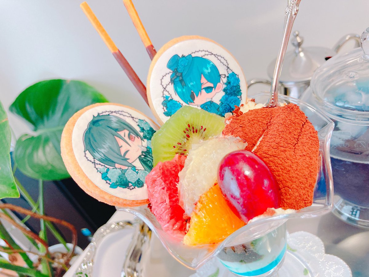 팬텀하이브가의 다과회 <a href="/Phantom_cafe/">Phantomhive가의다과회(후기 이벤트중)</a>  협력으로 받은 쿠키가 너무 그냥 먹기 아까워 파르페로 만들어 보았습니다! 마리아쥬 프레르의 마르코 폴로 블루를 아이스로 우려내어 티타임! 흑흑 못 갔던 한풀이 할거야아아 ㅠㅠ