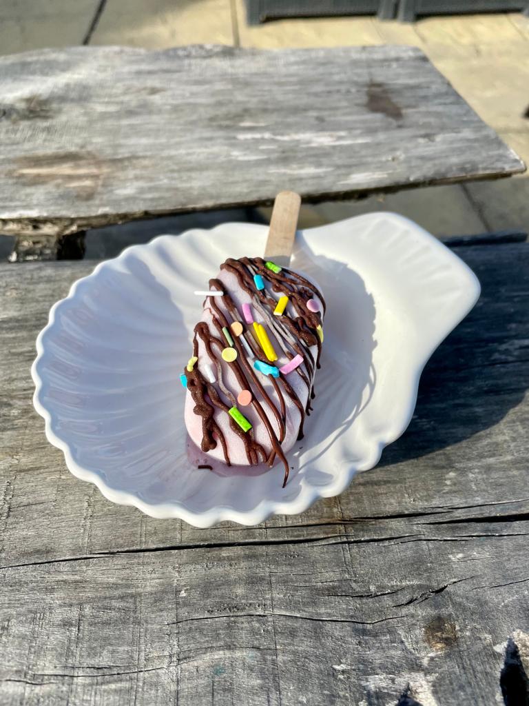It’s definitely a #weekend for #icecreams &amp; growing up by the seaside, I enjoyed many a Mr Whippy! 🍦😛 This is a super simple no-churn strawberry &amp; chocolate smoothie #icecream #lolly I’ve been working on. It’s refreshing &amp; amazingly tasty. Have a lovely Sunday! #sundayfunday